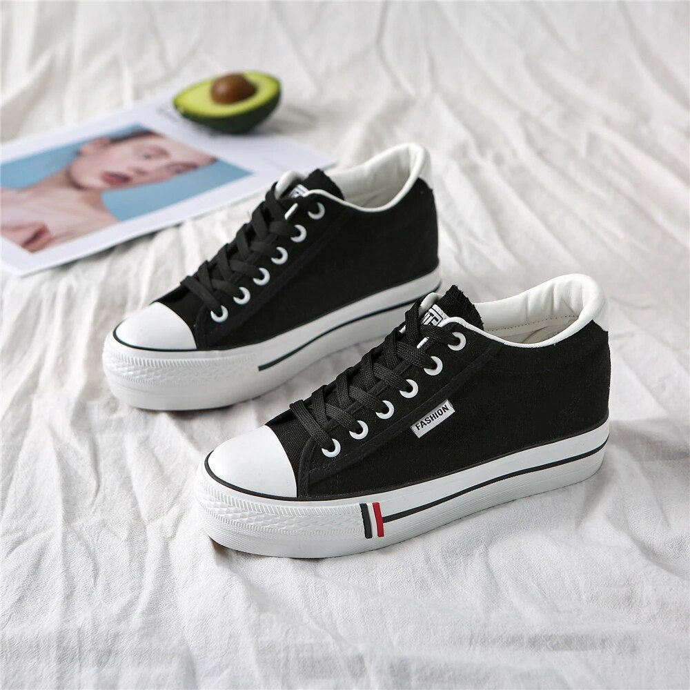 Stílusos női vászon sneaker lapos talppal - Leonie