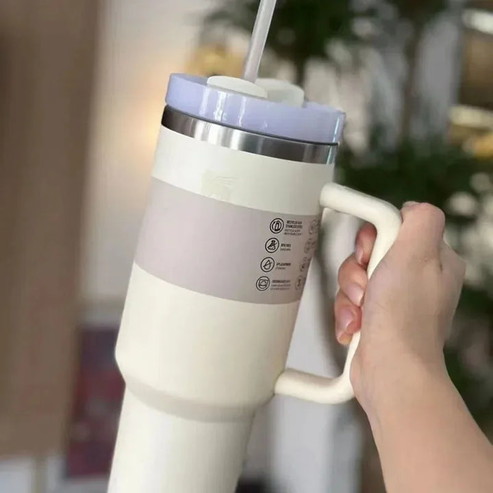 Vákuum Szigetelt Kupa Fedéllel és Szívószállal - ThermoTumbler