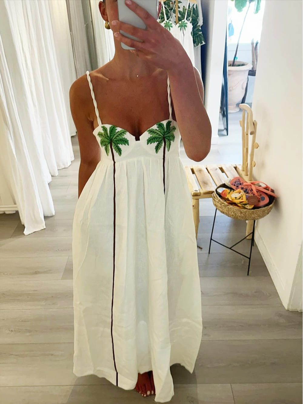 Trendi pántos ruha trópusi pálmalevél mintával – Estelle