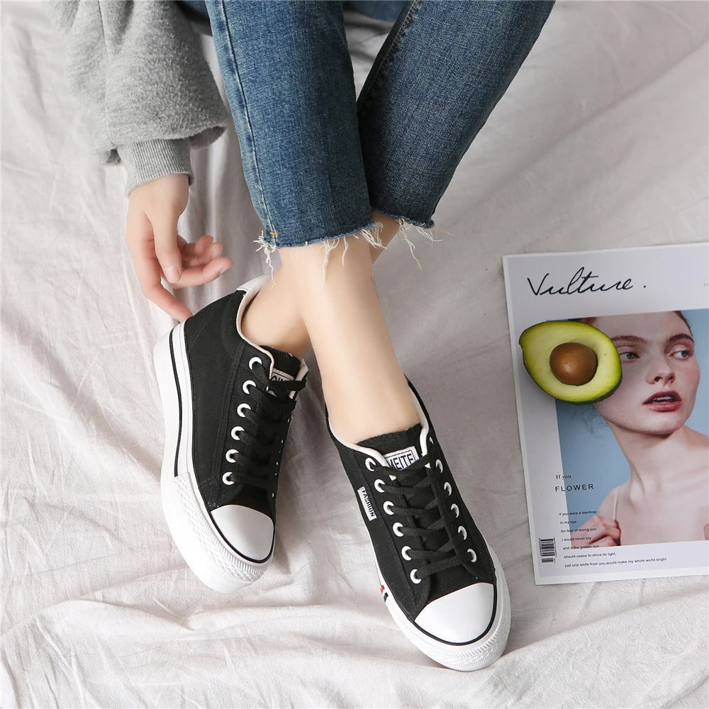 Stílusos női vászon sneaker lapos talppal - Leonie