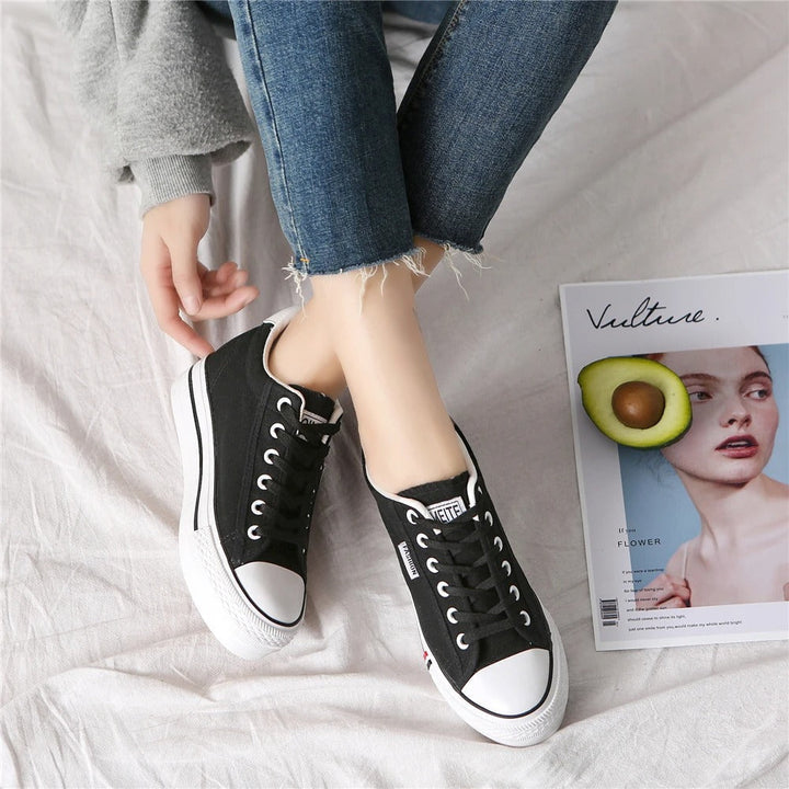 Stílusos női vászon sneaker lapos talppal - Leonie