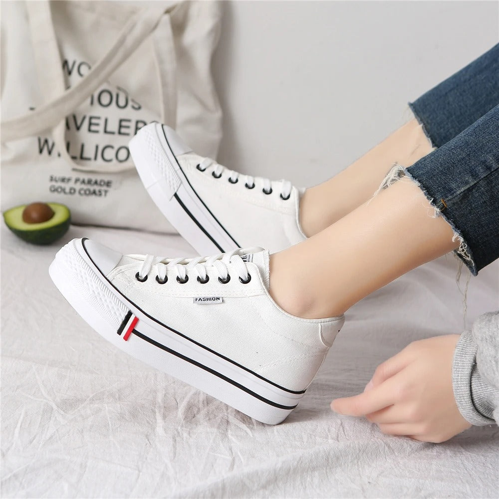 Stílusos női vászon sneaker lapos talppal - Leonie