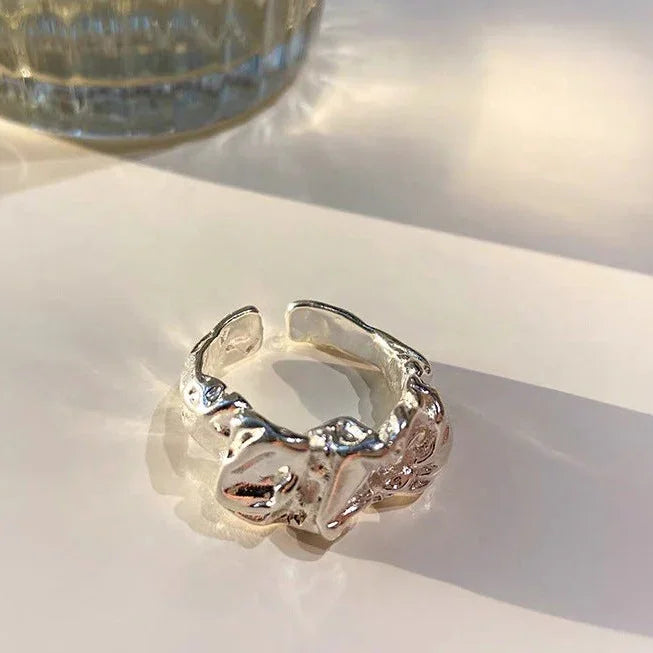 Minimalista Gyűrű Plissé Lava Dizájnnal - Arden