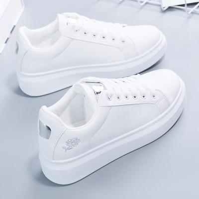 Trendi női sneaker műbőrből fémes részletekkel – Norell
