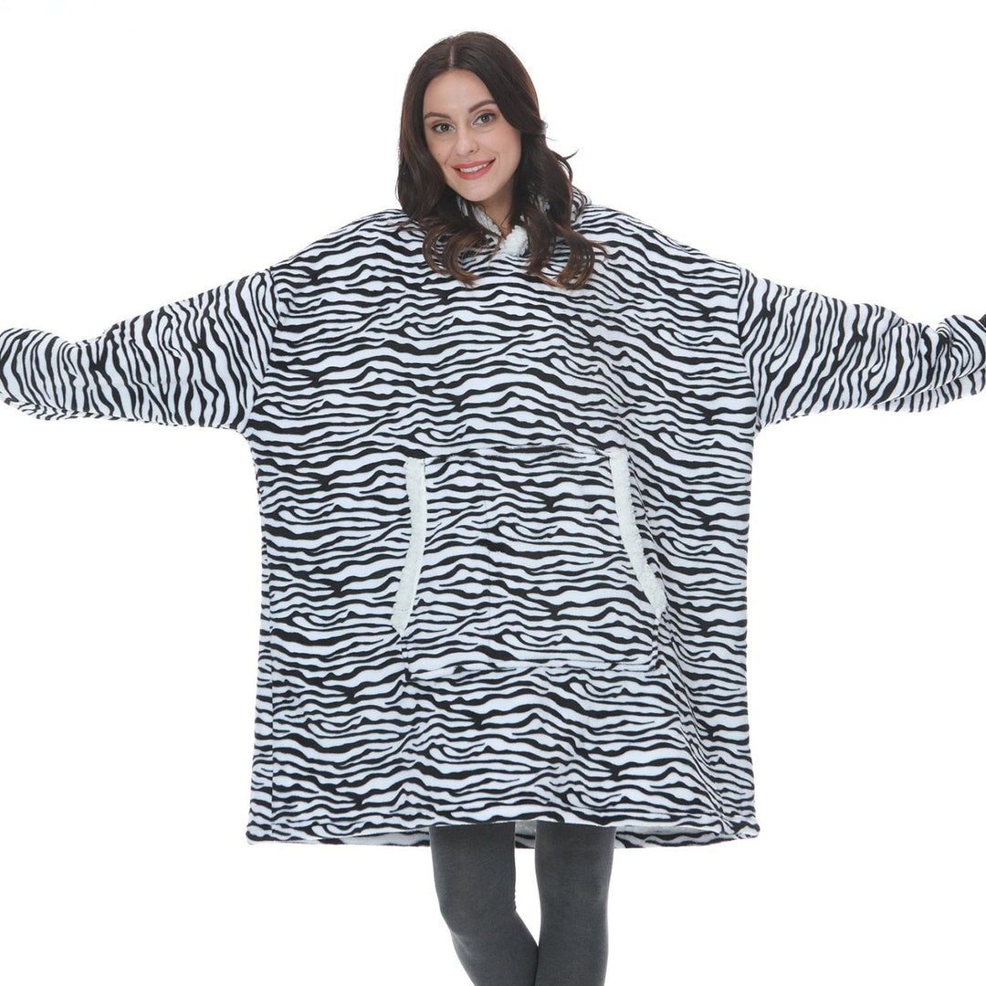 Frau in übergroßem Zebra-Pullover, schwarz-weiß, gemütlich, modisch, warm, Winterkleidung.
