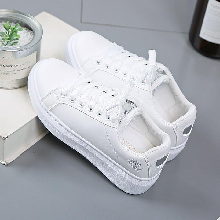 Trendi női sneaker műbőrből fémes részletekkel – Norell