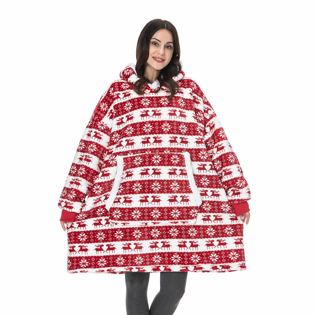 Frau in rotem Weihnachts-Pulloverkleid mit Rentiermuster, Kapuze und Kängurutasche.