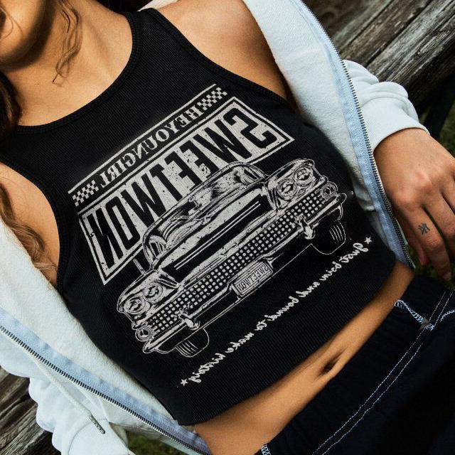 Trendi női crop-top autós nyomattal és kerek nyakkivágással – Maila