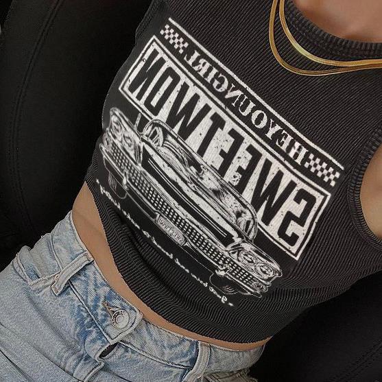 Trendi női crop-top autós nyomattal és kerek nyakkivágással – Maila