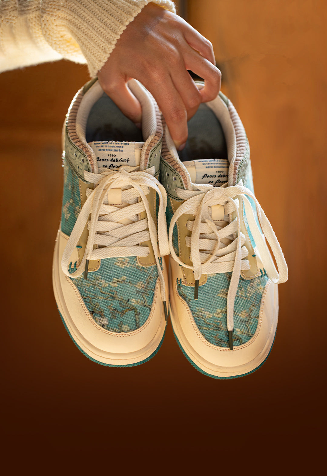 Stílusos unisex művész sneakers mandulavirág mintával – Arta
