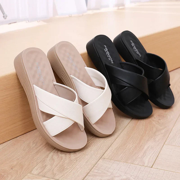 Női bőrhatású wedge papucs nyitott lábujjrészsel – Cassy