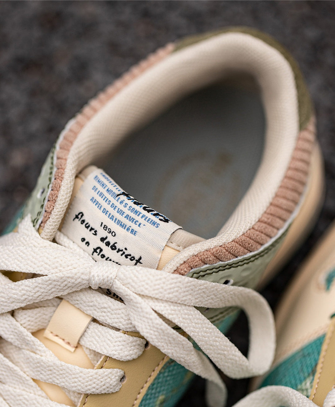Stílusos unisex művész sneakers mandulavirág mintával – Arta