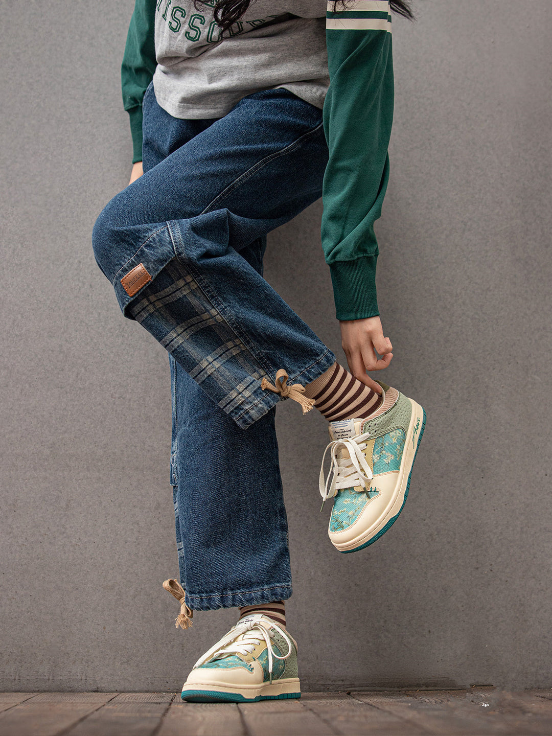 Stílusos unisex művész sneakers mandulavirág mintával – Arta