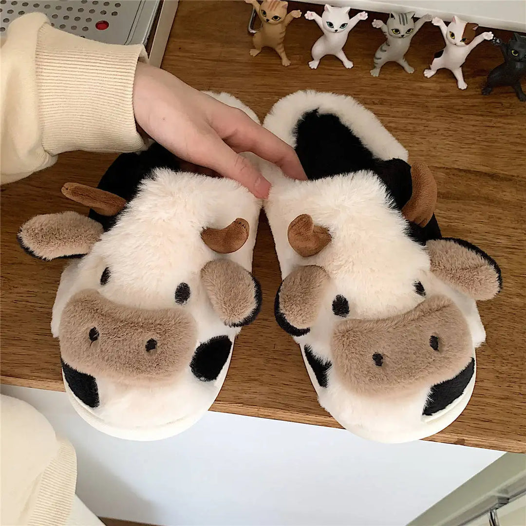 Plüss házi cipők tehén mintával – PlushCow