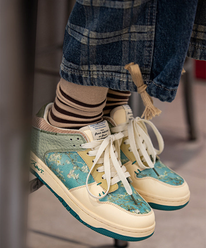 Stílusos unisex művész sneakers mandulavirág mintával – Arta