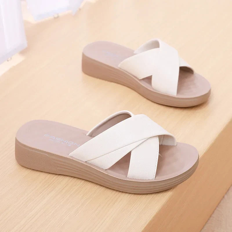 Női bőrhatású wedge papucs nyitott lábujjrészsel – Cassy