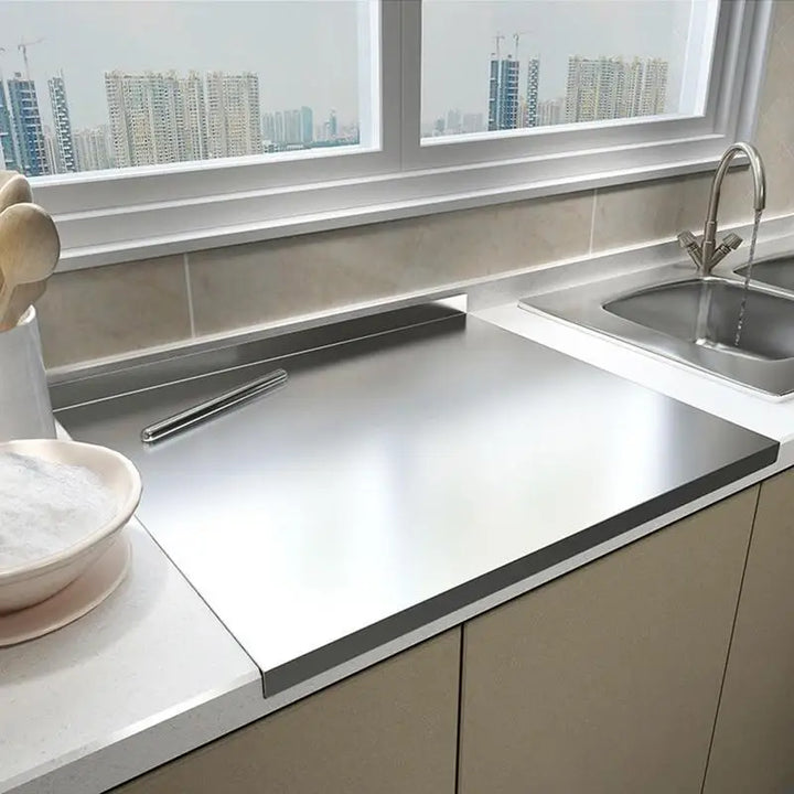 Rozsdamentes acél vágódeszka csúszásmentes felülettel és kiemelkedő peremmel - SteelEdge