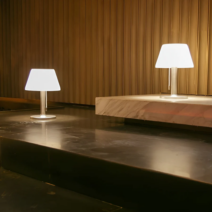 Stílusos Napelemes Asztali Lámpa - SolarLuxe