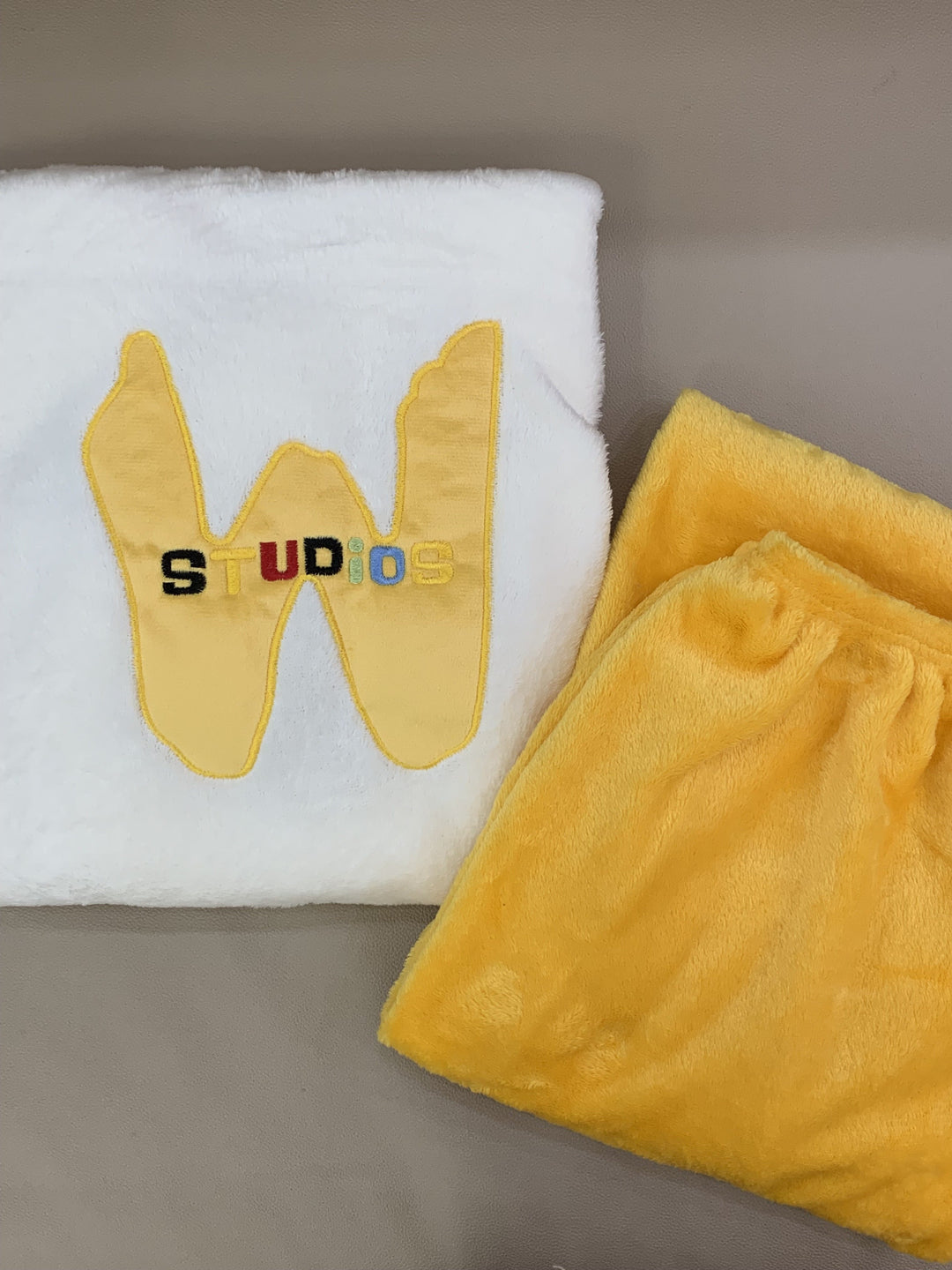 Női flanel pizsama szett hímzéssel és kerek nyakkivágással ősz/tél – Alissa