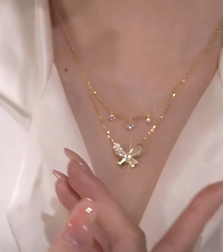 Két rétegű zirkónia és gyöngyház pillangó nyaklánc - Elayna