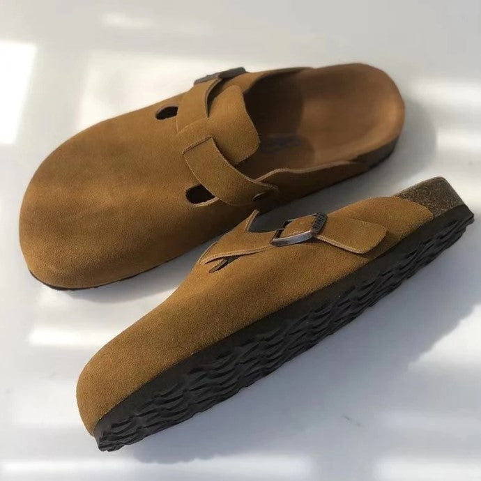 Braune Wildleder-Clogs mit Schnalle, rutschfeste Sohle, bequeme Schuhe für Damen und Herren.