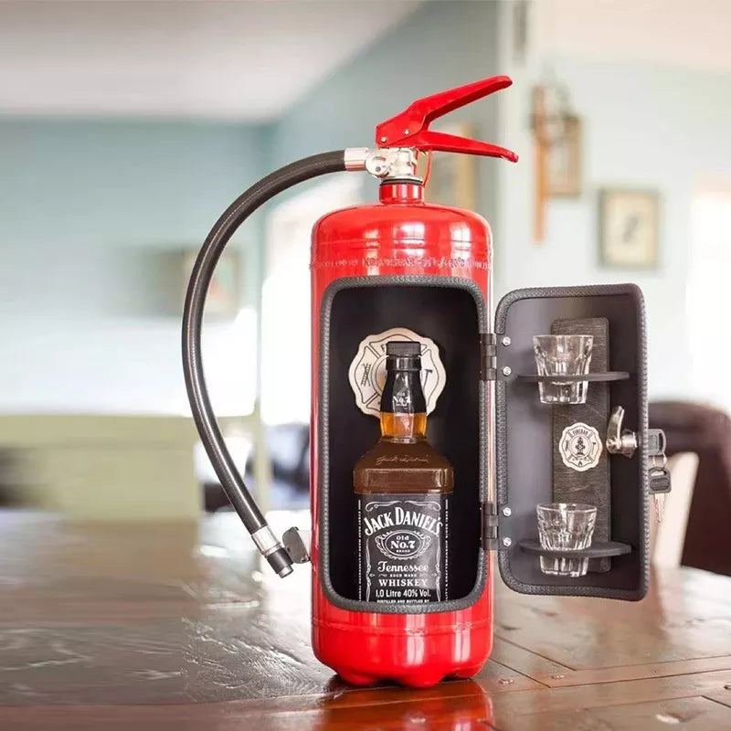 Roter Feuerlöscher-Bar mit Jack Daniels Flasche und Gläsern, originelles Geschenk, Wohnzimmer.