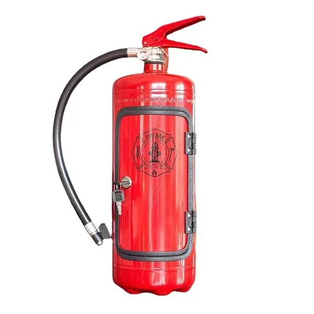 Roter Feuerlöscher mit schwarzem Schlauch, Metallgehäuse, Brandschutz, Sicherheit.