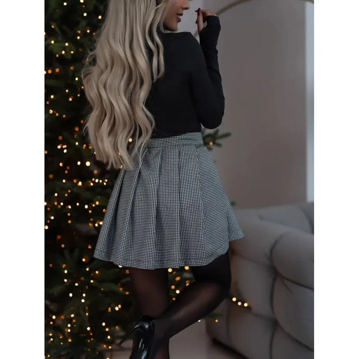 Rövid, kockás szoknya sokoldalú stílussal - Romy