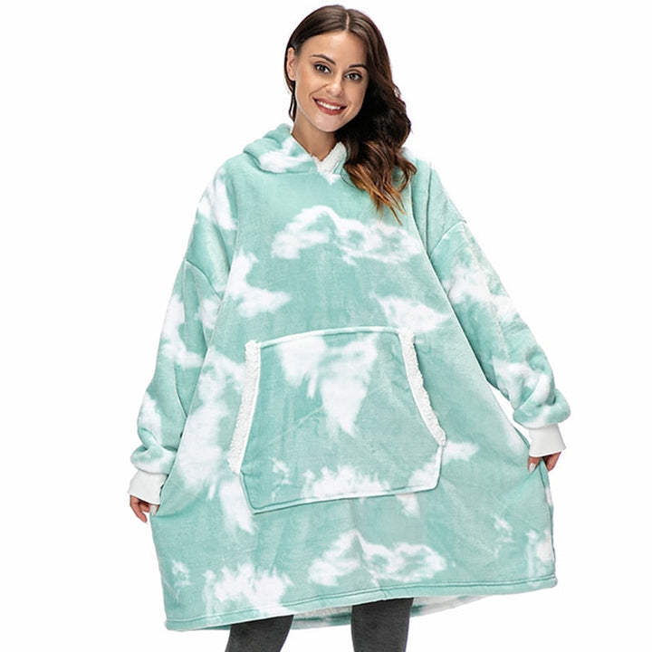 Frau in mintgrünem Oversize-Hoodie-Decke mit Wolkenmuster, gemütliche Kleidung.